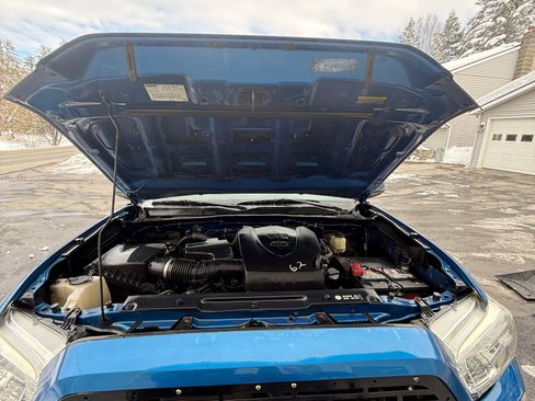 Used 2017 Toyota Tacoma TRD Sport w/ Tow Package (A/T) image 4