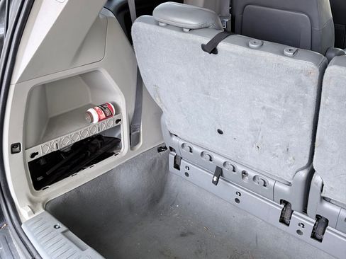 Used 2010 Volkswagen Routan SE FWD image 12