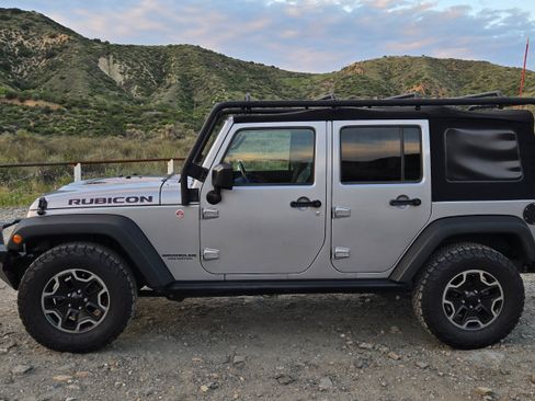 Used 2015 Jeep Wrangler Unlimited Rubicon image 2