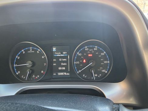 Used 2018 Toyota RAV4 LE image 8