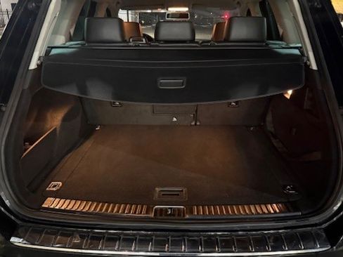 Used 2013 Volkswagen Touareg Sport image 4