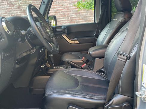 Used 2018 Jeep Wrangler Unlimited Rubicon w/ Connectivity Group AWD/4WD image 8