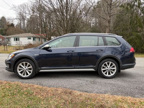 Used 2017 Volkswagen Golf Alltrack S image 5