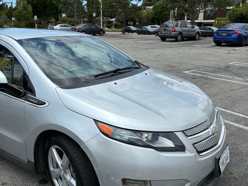 Used 2013 Chevrolet Volt FWD image 2