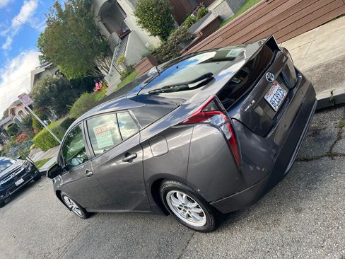 Used 2018 Toyota Prius Two w/ Prius Two Safety Plus Package FWD image 5