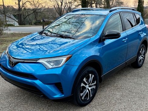 Used 2017 Toyota RAV4 LE image 1