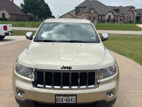 Used 2011 Jeep Grand Cherokee Limited w/ Mopar Chrome Edition Group AWD/4WD image 2