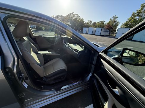 Used 2019 Lexus ES 300h w/ Premium Package FWD image 28