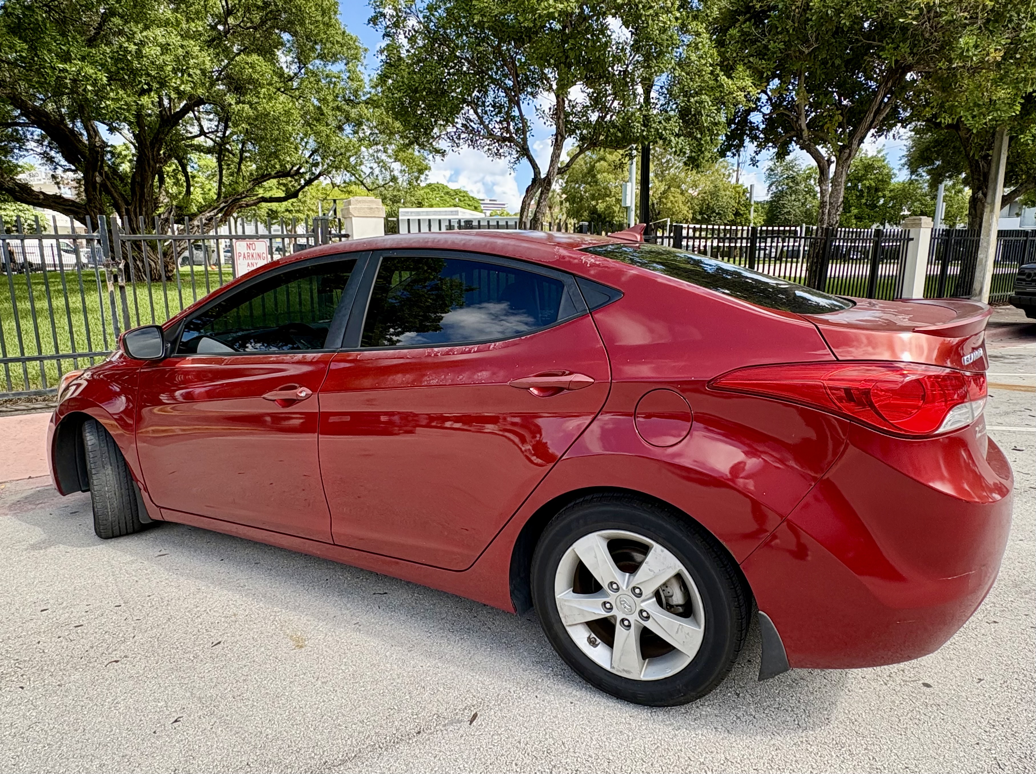 Used 2013 Hyundai Elantra GLS w/ Preferred Pkg FWD image 4