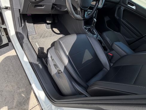 Used 2018 Volkswagen Tiguan SE AWD/4WD image 15