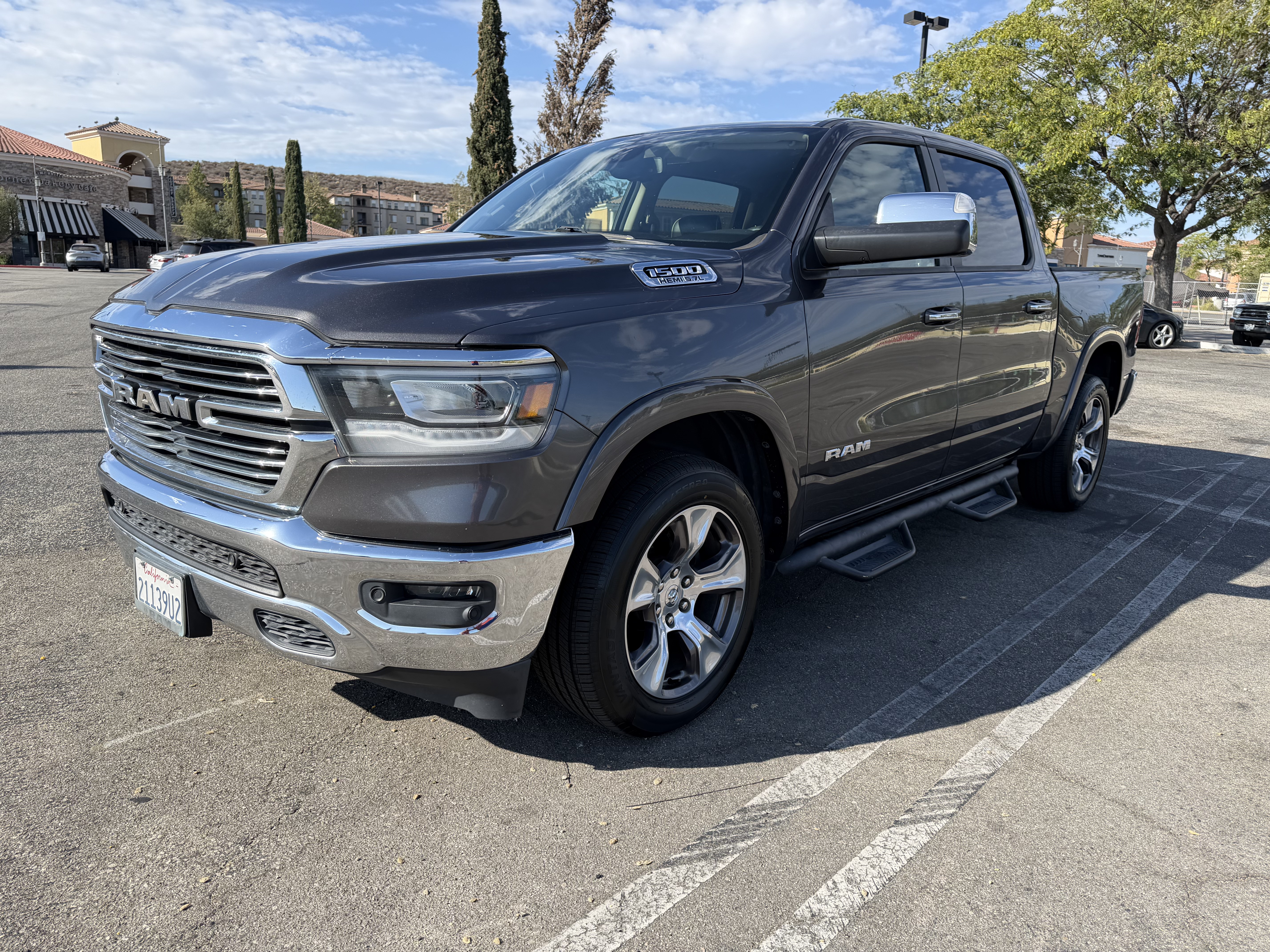 Used 2019 RAM 1500 Laramie AWD/4WD image 1