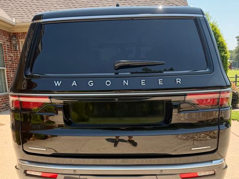 Used 2022 Jeep Wagoneer Series III w/ Premium Group I AWD/4WD image 5