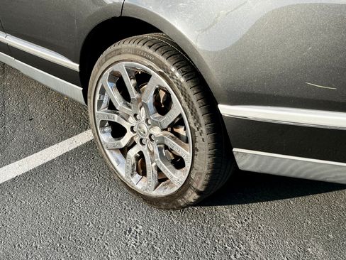 Used 2014 Land Rover Range Rover HSE image 9