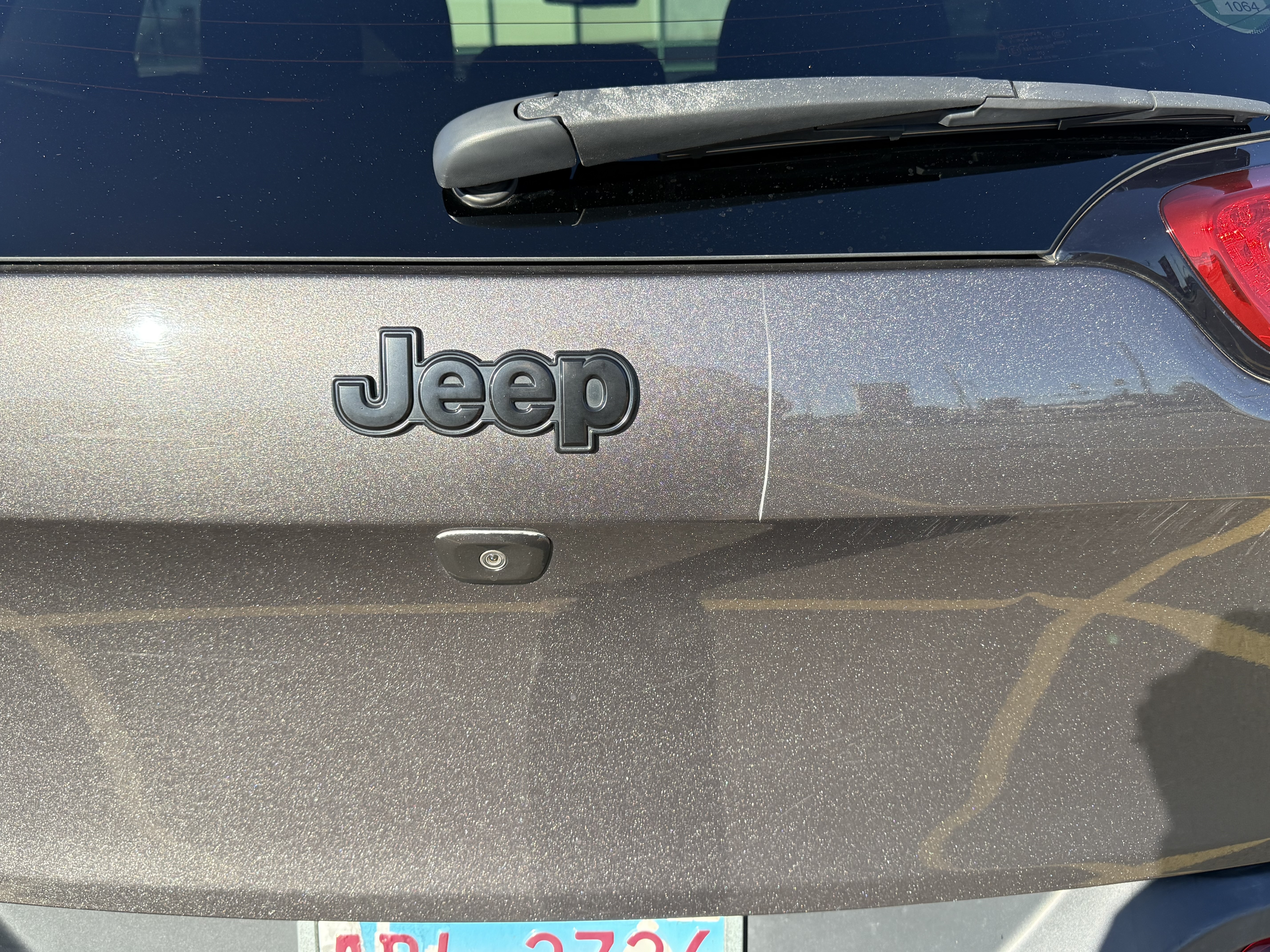 Used 2018 Jeep Cherokee Latitude w/ Altitude Package FWD image 5