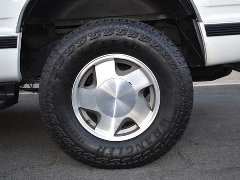 Used 1999 Chevrolet Tahoe 4WD 2-Door w/ Preferred Equipment Group image 28