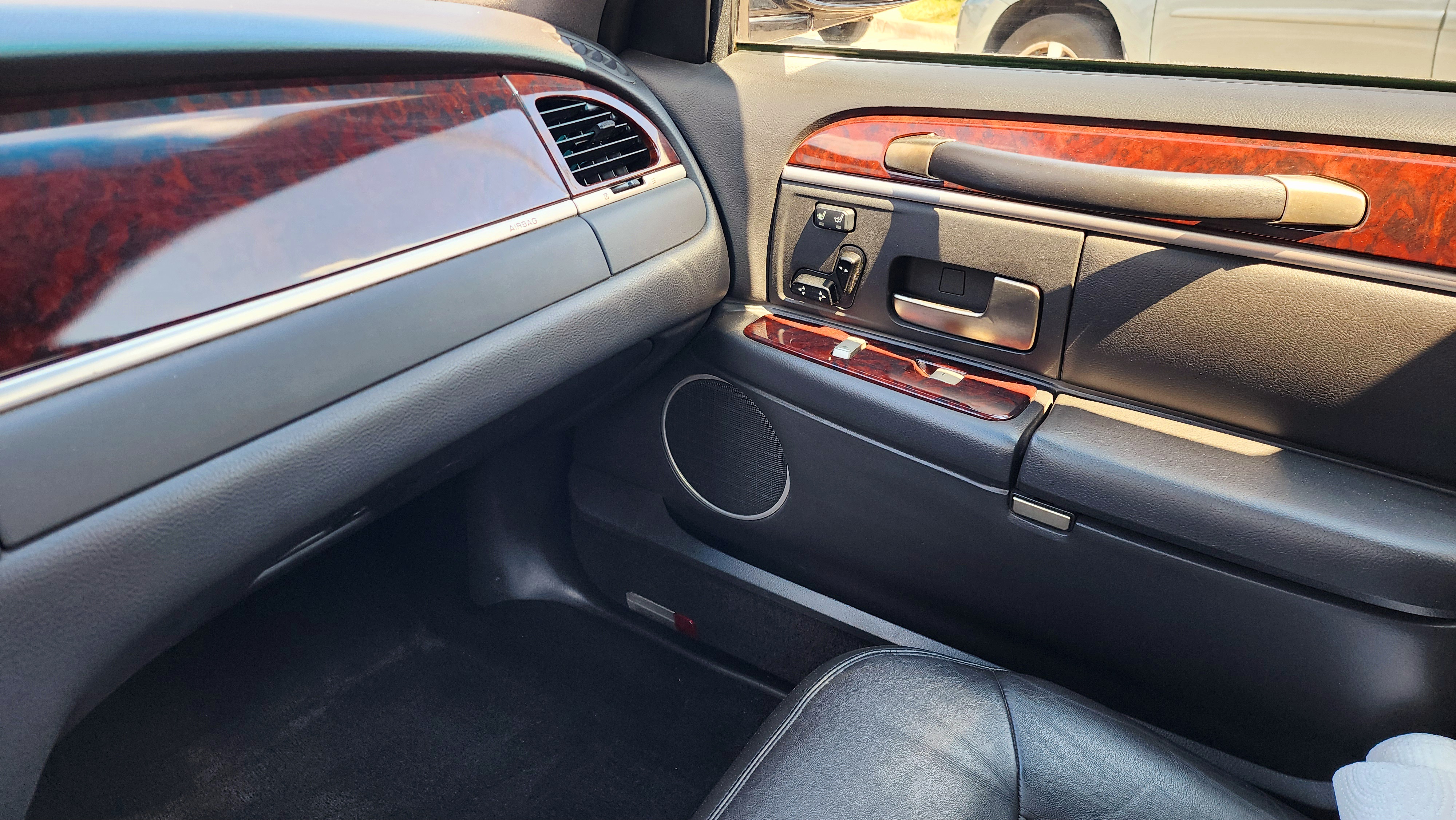 Used 2010 Lincoln Town Car Signature Limited RWD image 9