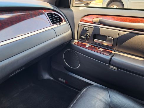 Used 2010 Lincoln Town Car Signature Limited image 9