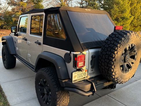 Used 2012 Jeep Wrangler Unlimited Rubicon image 4