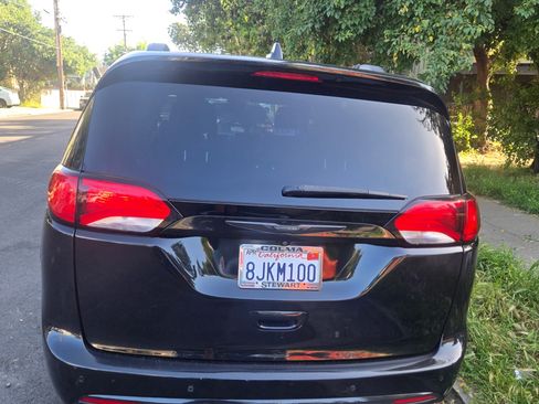 Used 2019 Chrysler Pacifica Touring-L w/ Advanced Safetytec Group image 5