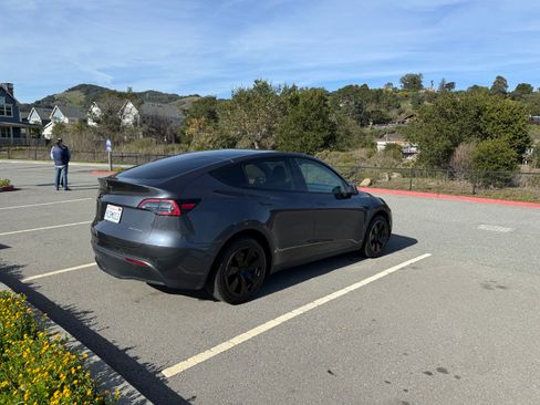 Used 2022 Tesla Model Y Long Range image 5