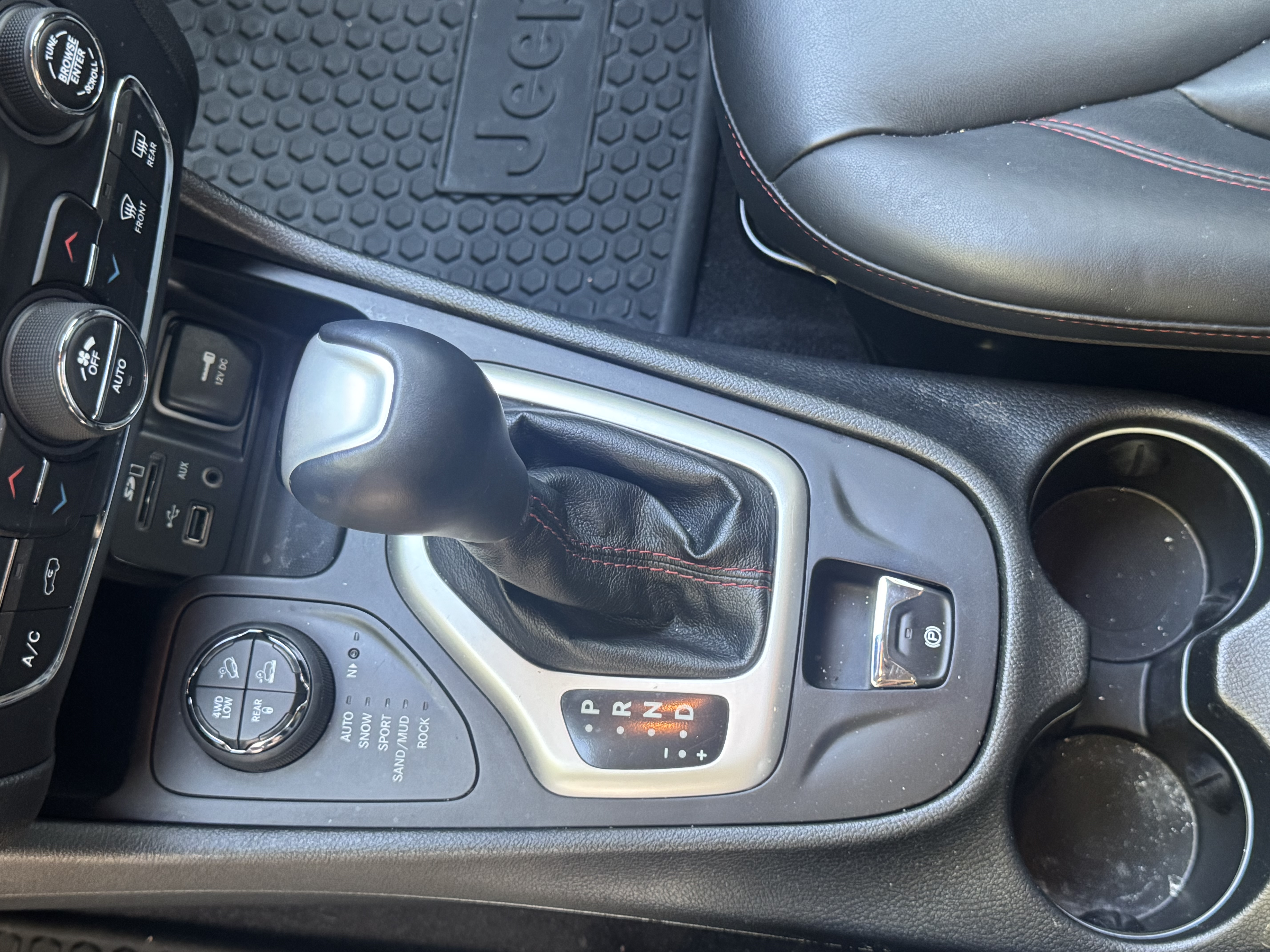 Used 2016 Jeep Cherokee Trailhawk w/ Comfort/Convenience Group AWD/4WD image 23
