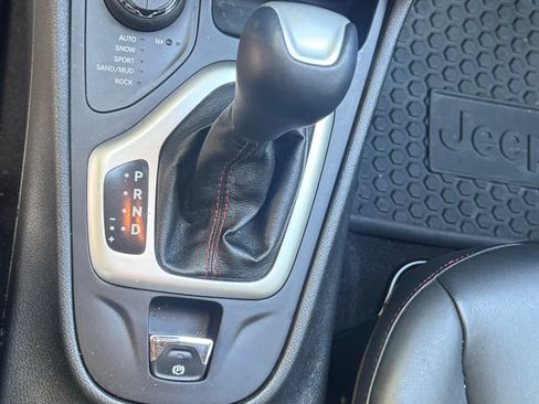 Used 2016 Jeep Cherokee Trailhawk w/ Comfort/Convenience Group AWD/4WD image 23