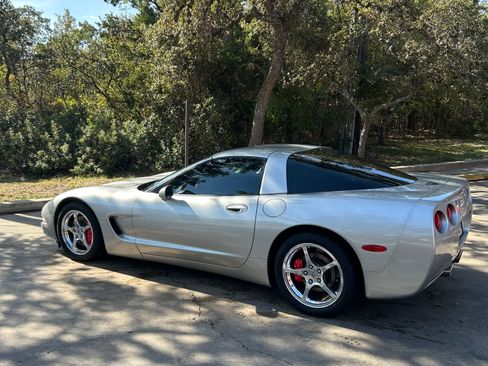 Used 2004 Chevrolet Corvette Coupe w/ Roof Package image 2