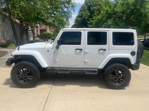 Used 2018 Jeep Wrangler Unlimited Sahara AWD/4WD image 2
