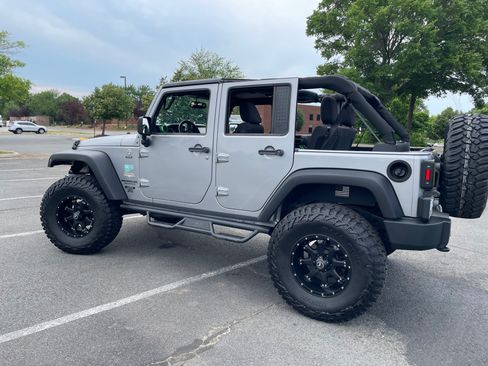 Used 2013 Jeep Wrangler Unlimited Sahara AWD/4WD image 4