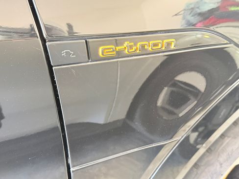 Used 2022 Audi e-tron Premium Plus w/ Premium Plus Package AWD/4WD image 22