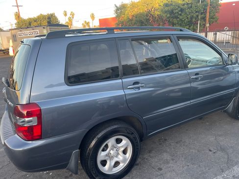 Used 2005 Toyota Highlander 2WD w/ 3rd Row image 9
