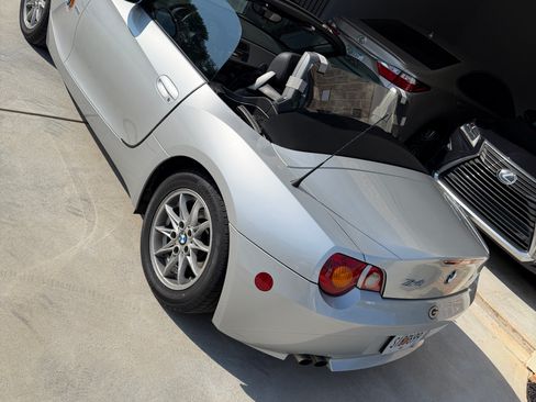 Used 2004 BMW Z4 2.5i RWD image 2