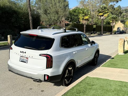 Used 2023 Kia Telluride EX w/ EX Captain's Chair Package FWD image 6