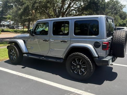Used 2018 Jeep Wrangler Unlimited Sahara AWD/4WD image 2