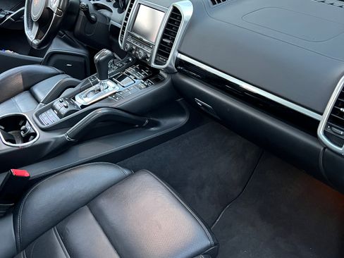 Used 2014 Porsche Cayenne Turbo S image 8