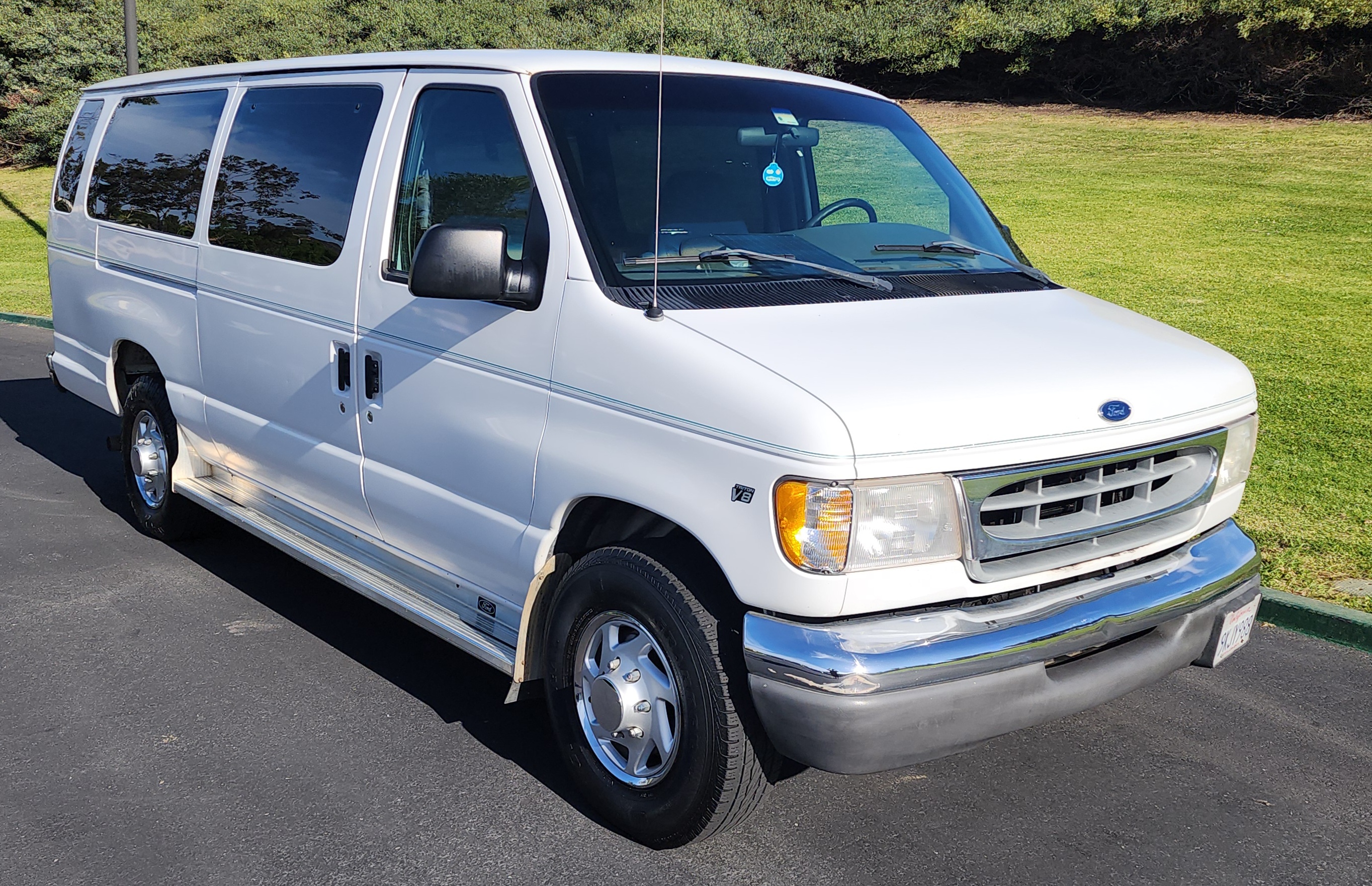 Used 1999 Ford E-350 and Econoline 350 Club Wagon RWD image 4