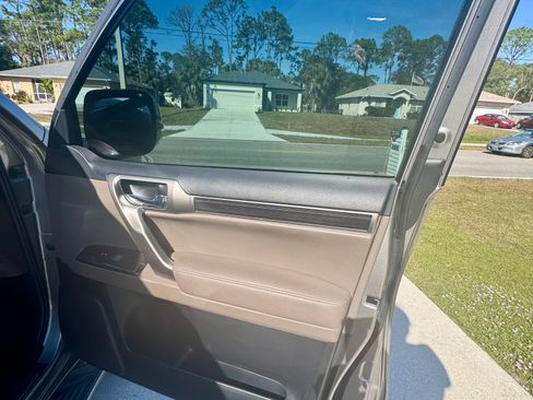 Used 2021 Lexus GX 460 Premium w/ Accessory Package image 28