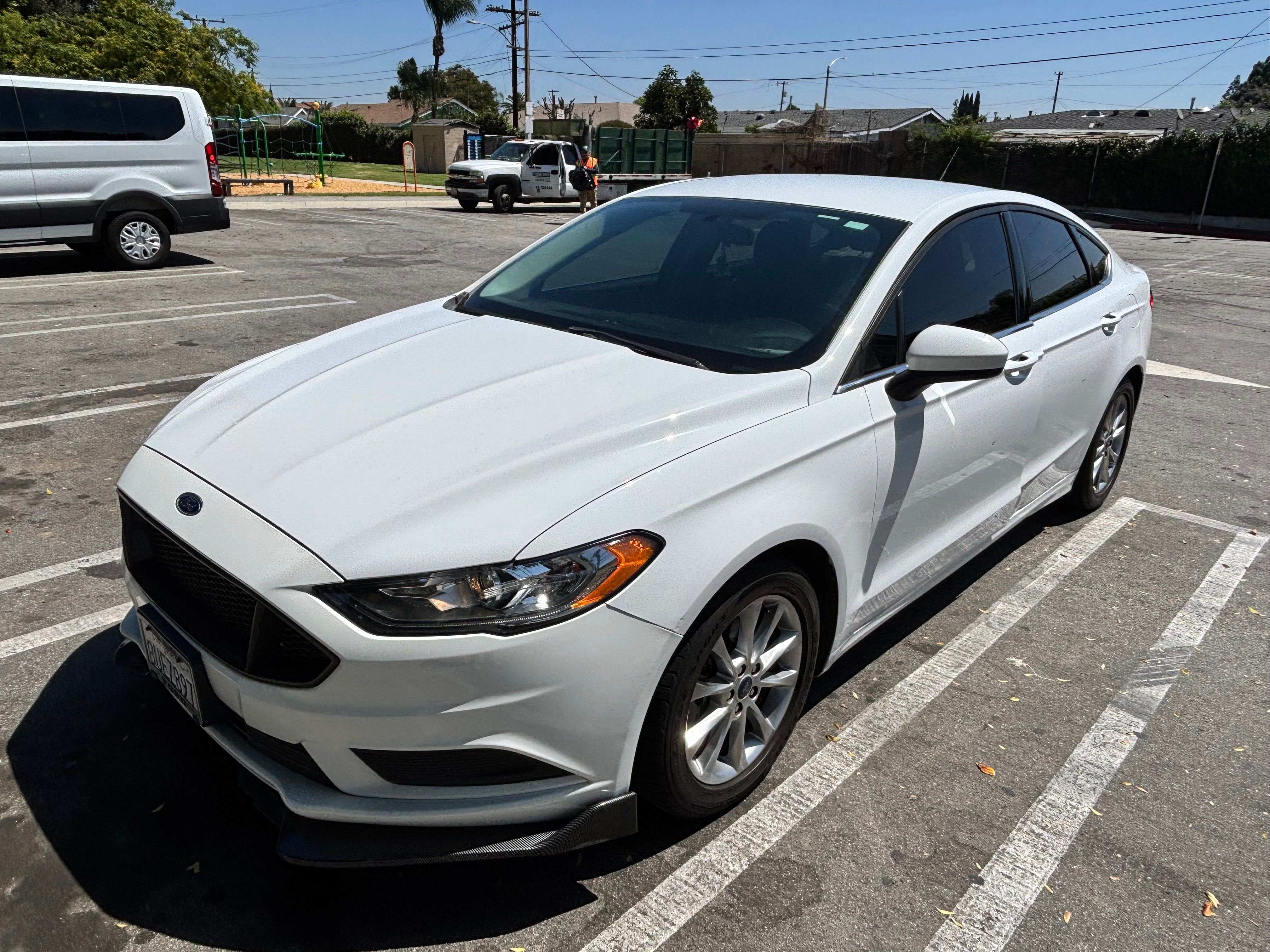 Used 2017 Ford Fusion SE w/ Fusion SE Technology Package FWD image 2