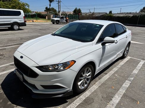 Used 2017 Ford Fusion SE w/ Fusion SE Technology Package FWD image 2