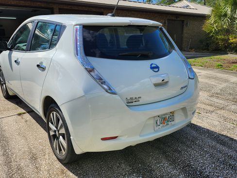 Used 2015 Nissan Leaf SV image 4