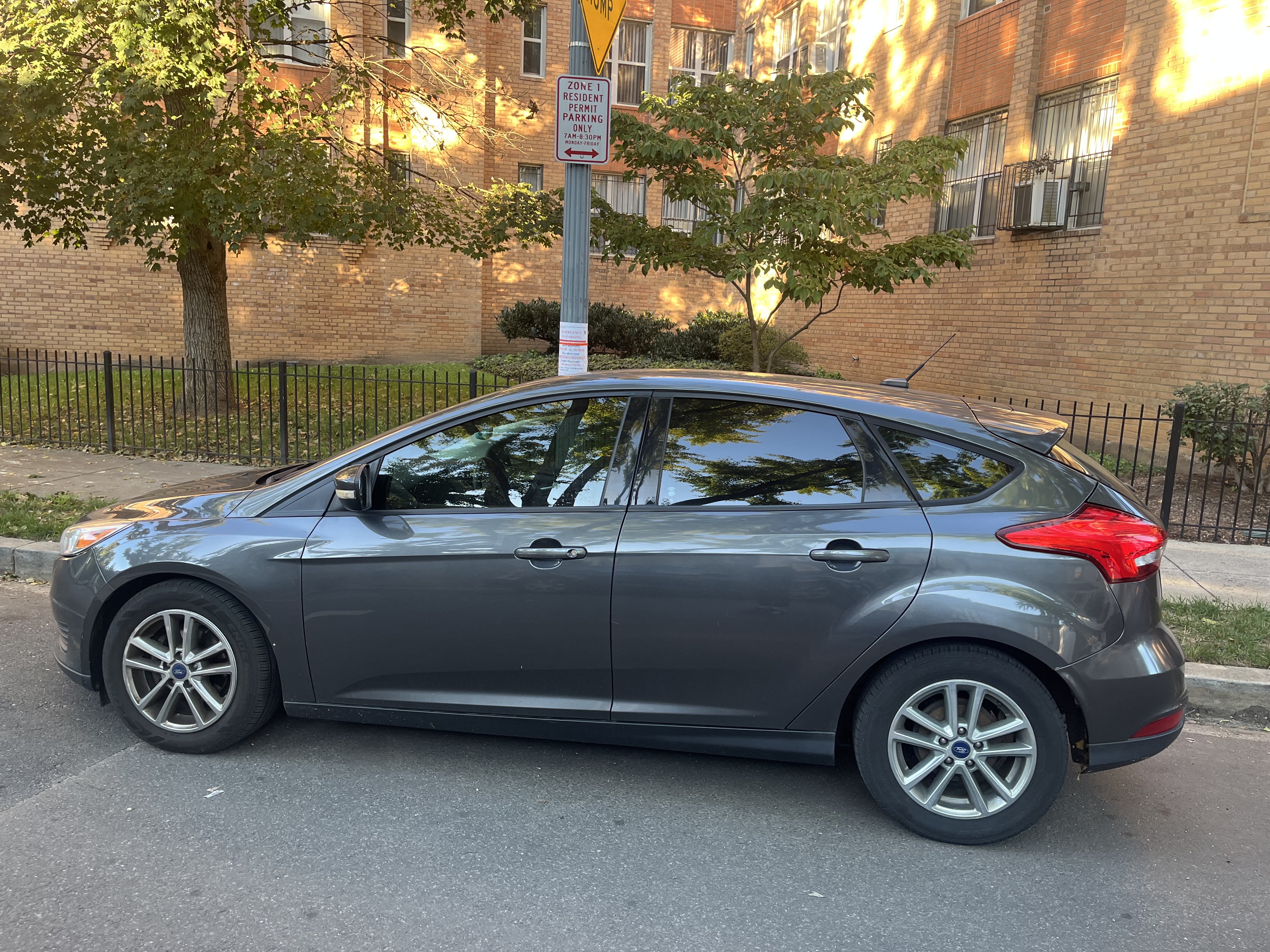 Used 2018 Ford Focus SE w/ Cold Weather Package FWD image 4