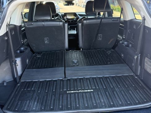 Used 2021 Toyota Highlander XLE FWD image 21