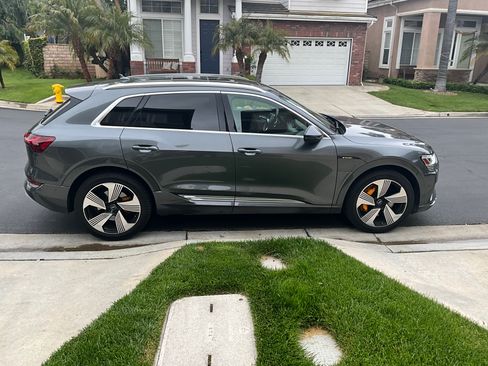 Used 2019 Audi e-tron Prestige w/ Prestige Package image 2