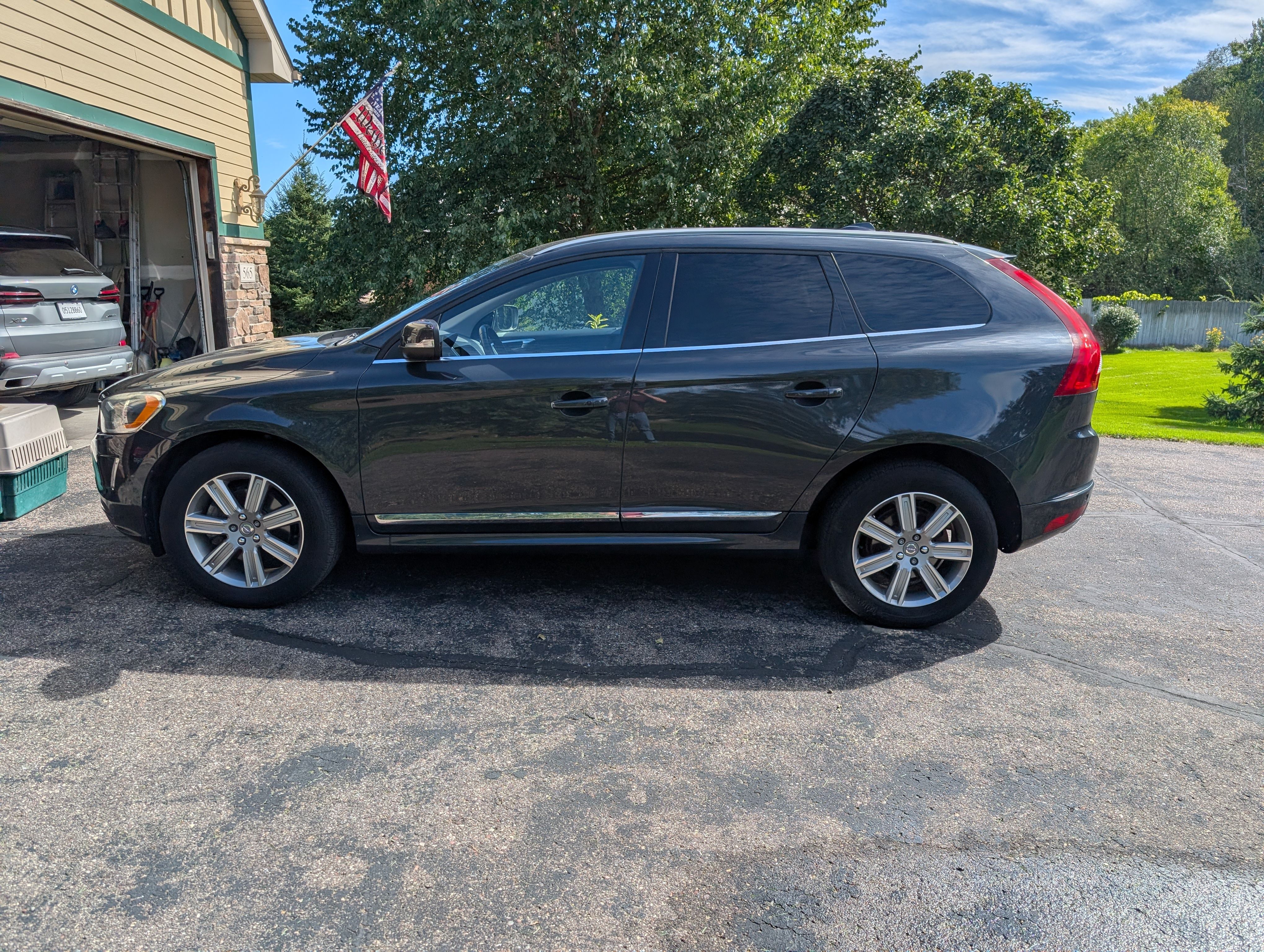 Used 2016 Volvo XC60 T6 w/ Proximity Package AWD/4WD image 9