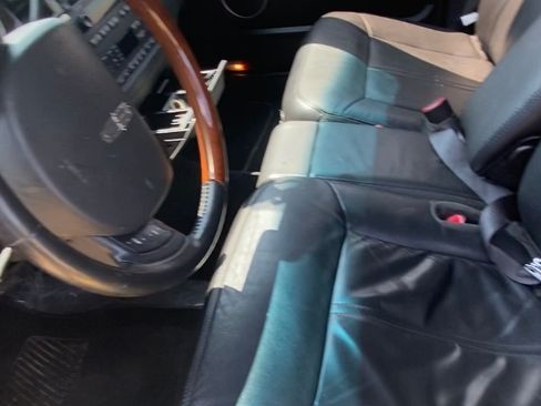 Used 2011 Lincoln Town Car Signature Limited image 16