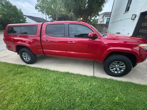 Used 2018 Toyota Tacoma SR5 AWD/4WD image 2
