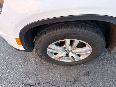 Used 2016 Volkswagen Tiguan S image 11