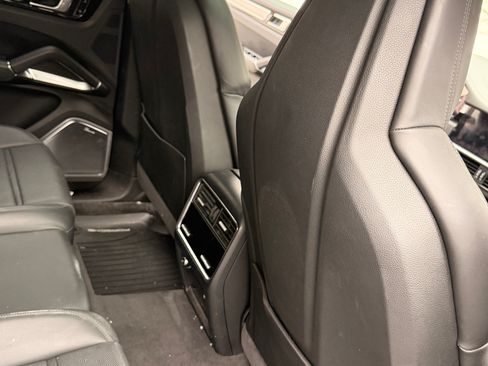 Used 2019 Porsche Cayenne Turbo image 12
