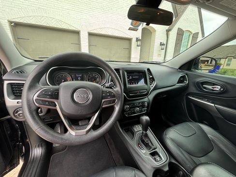 Used 2019 Jeep Cherokee Latitude w/ Popular Appearance Group image 8