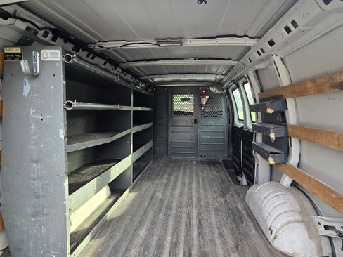 Used 2014 GMC Savana 2500 Van 3D image 9